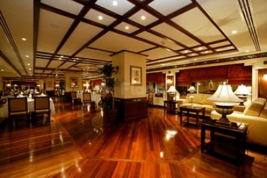 Lobby at Le Méridien Makkah, Makkah, featuring polished hardwood floors and a coffered ceiling with recessed lighting
